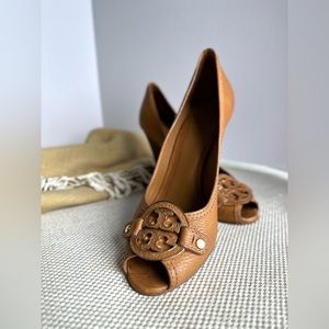 Tory Burch, 11, Tan, Brown with Gold wedge pump